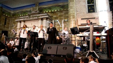 Vidéo du jour : Nemouel aux Hakafot Chniot 5774 de Kfar Habad