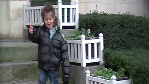 Mazal Tov ! Clip de la coupe de cheveux de Youdi Lewin, Pourim 5774 à Deauville