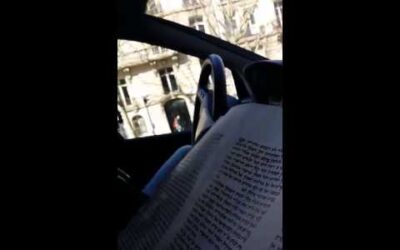 VIDEO: Lecture de la Meguila dans une voiture