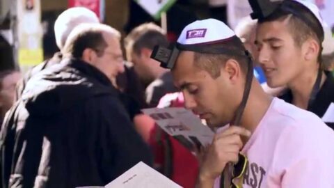 Mivtsa Tefilines avec les Bahourim de la Yéchiva de Kfar Habad