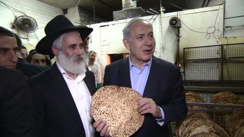VIDEO : Netanyahou fabrique de la Matsa Chemoura à Kfar Habad