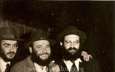 Photo du jour: Rav Haïm Hillel ע"ה Azimov, Rav Leibel ע"ה Lewin et Rav Chimon Dahan יבלחט"א