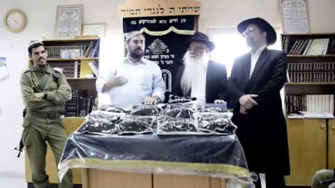 HEVRON : Distribution de paires de Téfilines pour les soldats de Tsahal organisée par M. Eliahou Zekri du Beth Habad de Lyon