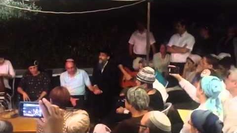 VIDEO: Avraham Fried rend visite à la famille de Guil-Ad Shaer hy'd