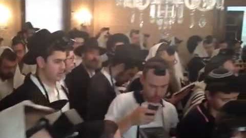 Vidéo du jour : début de Cha'harit dans la maison du Rabbi, mardi 3 Tamouz 5774