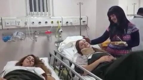 Accident d'autobus au Nepal : La Chlou'ha Hanni Lifshitz visite les deux israéliennes blessées