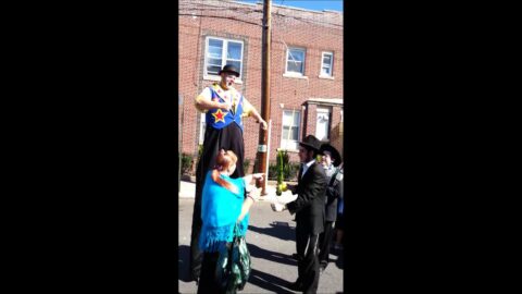 INSOLITE : Un clown juif sur des échasses récite la bénédiction sur le Loulav