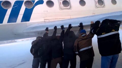 L'union fait la force : des passagers poussent leur avion gelé pour qu'il puisse décoller