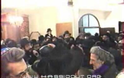Inauguration d'un Sefer Torah, avec le Rav Chmouel Azimov, pour le Beth Habad de la Place des Fêtes en 1991