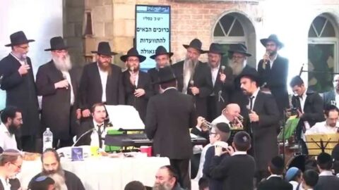 Nemouel Harroche chante "Achrénou" à la soirée de Youd Teth Kislev à Kfar Habad