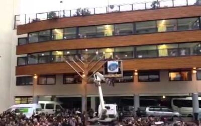 Vidéo du jour : Allumage de ‘Hanouka à l'école Beth Haya Mouchka