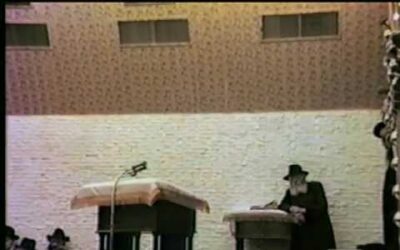 Vidéo du Rabbi : Allumage de la Hanoukia avec le Rabbi en 1986