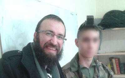 Photo du jour : un soldat gardant une école juive met les Téfilines