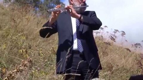 Chmouel Rotsztein interprète le Nigoun "Anim Zemirot" à 2000 mètres d'altitude