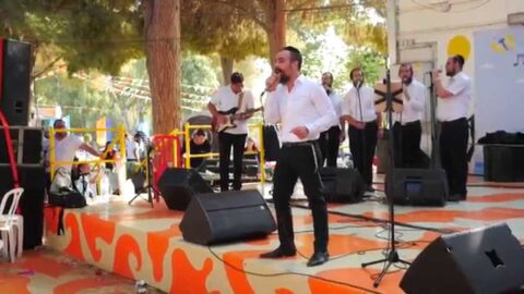 VIDÉO : extrait d'un concert privé de Nemouel Harroch pour les employés de la banque Leumi