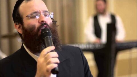 Rav Shloime Taussig chante le Nigoun de Roch Hodech Kislev à l'occasion du Kinous hachlou'him