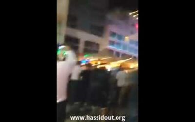 VIDEO - Attentat évité au Kikar de Netanya: Un palestinien portant un couteau est neutralisé par les passants - 8 octobre 2015