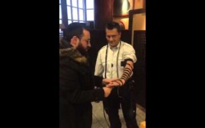Vidéo du jour : un policier juif met les Téfilines avec Dan Lesgold
