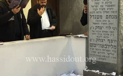 Photo du jour : le Grand Rabbin de Tunis (père de Yoav Hattab הי"ד) au Ohel