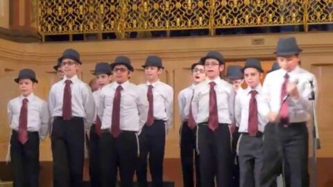 VIDÉO : la chorale Habad de Russie chante "Chema Israël" au musée du Kremlin