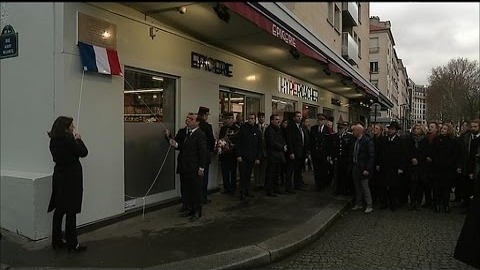 HYPER CACHER: la plaque pour les "victimes de l'attentat antisémite" dévoilée