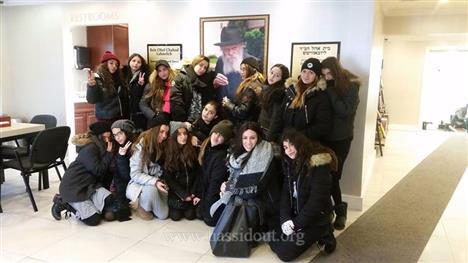 NETANYA : Un groupe de jeunes filles du Beth Habad de Netanya voyage chez le Rabbi pour la première fois
