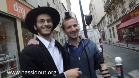 VIDÉO : Les Ba'hourim de la Yéchiva de Brunoy sur les traces du Rabbi à Paris