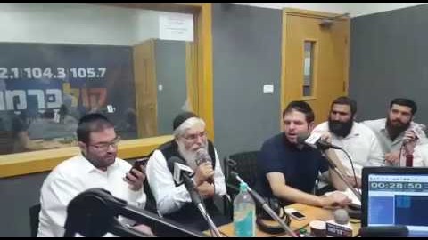 Aharon et David Sitbon chantent "Avinou Malkenou" en direct sur Radio Kol Berama