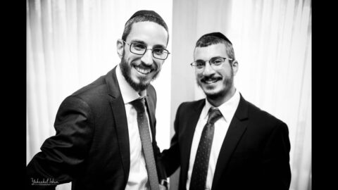 Sim'ha Friedman chante les Nigounim de Roch Hodech