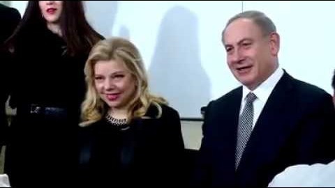 Binyamin Netanyahou et son épouse visitent une école Habad en Azerbaïdjan