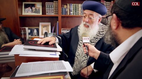 Le Grand Rabbin de Jérusalem, Rav Chlomo Amar reçoit le nouveau livre "חב"ד במרוקו", Habad au Maroc, édité par la famille Matusof