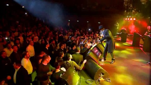 VIDEO : Danses avec Avraham Fried à la soirée de Youd Teth Kislev à Binyanei Haouma - Jérusalem