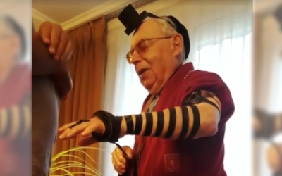 VIDEO : Un rescapé devenu curé,  met les Téfilines