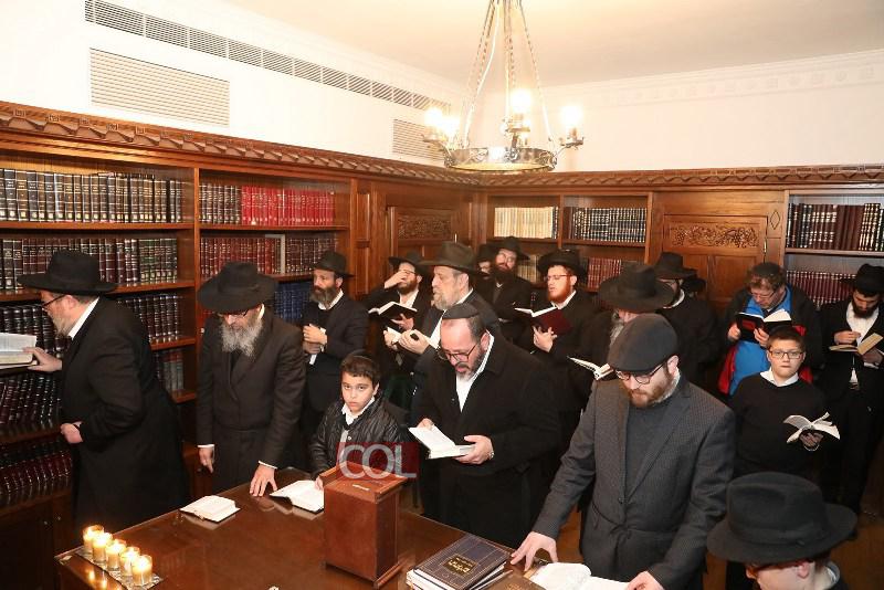 Kfar Habad : Tefila de Arvit et étude du Maamar de Youd Chevat dans le bureau du Rabbi