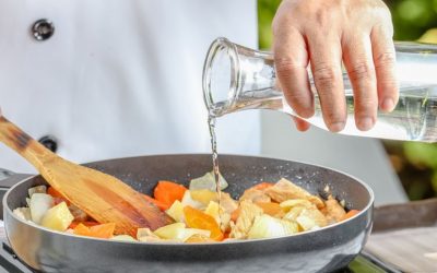 Ajouter de l’eau bouillante sur un mets qui brûle – Rav Yaacov Zerbib