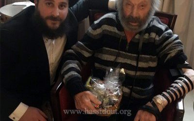 L’ancien résistant et communiste, Oscar Rakovsky, met les Téfilines pour la première fois, à l’âge de 101 ans
