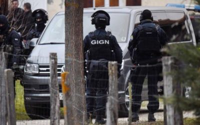 Un individu se réclamant de l&rsquo;EI prend des otages dans un supermarché en France