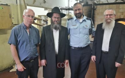 Le Grand Rabbin de la police israélienne visite la fabrique de Matsot Chemourot de Kfar Habad