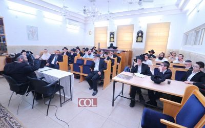 Kfar Habad : Kinous Torah à la synagogue « Chaarei Eliahou »