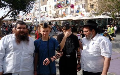 Youd Alef Nissan au stand de Téfilines du Kikar de Netanya