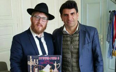 Photo du jour : Rav Chlomi Lewin offre de la Matsa Chmoura au maire de Cabourg
