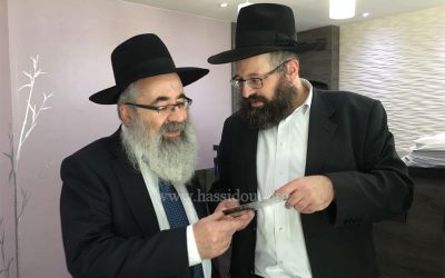 Photos du jour : Rav Mendel Azimov et Aharon Dov Halperin, rédacteur en chef du journal « Kfar Habad »