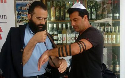 Photo du jour : le chanteur Yoni Shlomo au stand de Mivtsaïm de Netanya