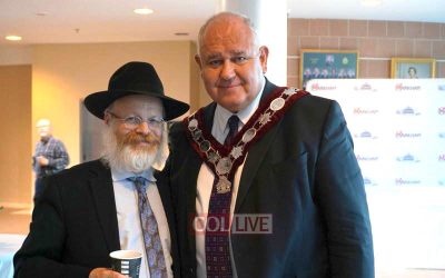 Etats-Unis : Frank Scarpitti, maire de Markham en Ontario, accueille les bénévoles du Beth Habad de la ville