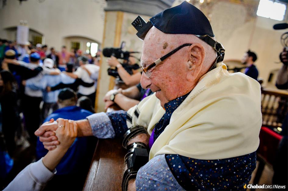 La revanche d’un survivant de l’Holocauste: il fête sa Bar-Mitsva en Pologne, après 79 ans