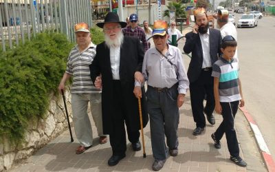 A 96 ans, l’ancien soldat de l’armée rouge mène la parade de Lag Baomer organisée par le club du 3ème âge « Hasdei Chay » à Kiryat Gat