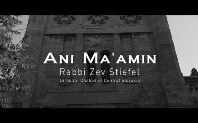 Le Rav Zev Stiefel, Chalia&rsquo;h en Slovaquie, chante « Ani Maamin » dans l&rsquo;ancienne synagogue de Vrbové