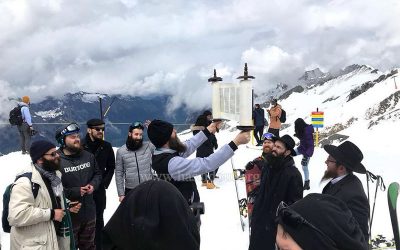 Photo du jour : lecture de la Torah au sommet du Titlis en Suisse