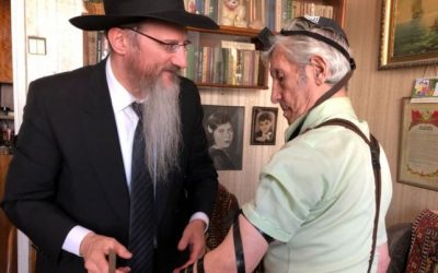 A 93 ans, Il met les Téfilines pour la première fois,  avec le Grand Rabbin de Russie
