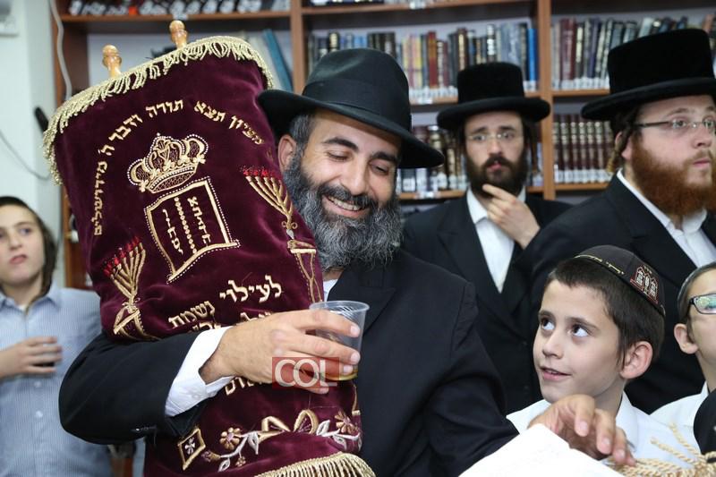 EN IMAGES.  Inauguration d’un nouveau Sefer Torah au Beth Habad de Katamon